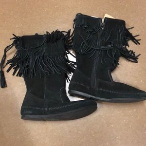 Minnetonka : 2 layer Fringe boots
